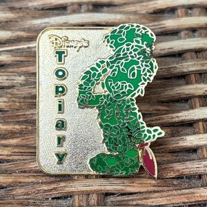 DISNEY 2007 Pinocchio’s Jiminy Cricket Topiary Cast Lanyard Pin